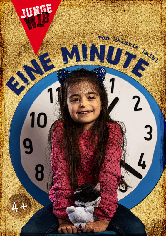 Veranstaltungsplakat des Stücks "Eine Minute". Ein kleines Mädchen sitzt vor einer großen Uhr.